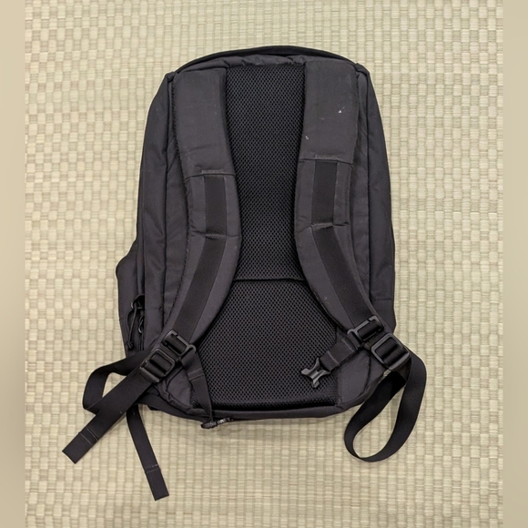 Mystery Ranch Rip Ruck 22L Backpack Black - Picture 2 of 8